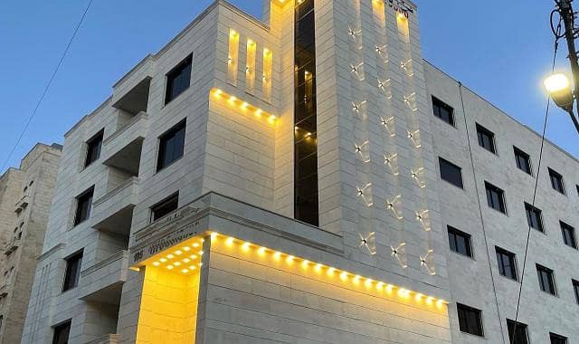 شقة طابق ثالث مع روف للبيع في اجمل احياء ضاحية الامير راشد مساحة الشقة 220 متر