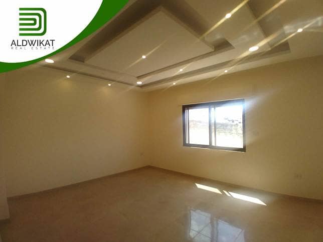 شقة للبيع في ربوة عبدون طابق ارضي مساحة البناء 207 م مساحة الترس 100 م