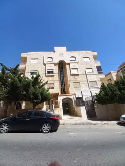 4 Bedroom Flat for Sale in Gardens, Amman - شقة للبيع الجاردنز 211م طابق ثانى 4 غرف نوم موقع مرتب هادىء سكنى بسعر مميز