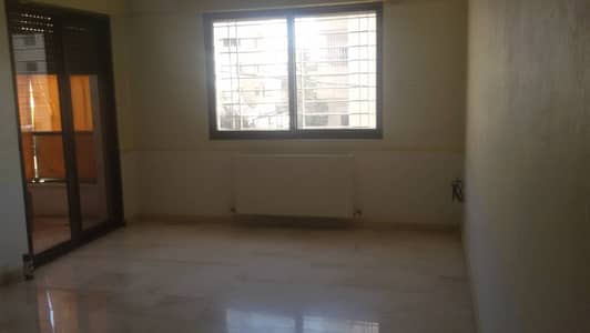 3 Bedroom Flat for Sale in Gardens, Amman - شقة ارضي بموقع مميز وسط شارع الجاردنز - قرب الخدمات _ كورنر مطله على شارعين