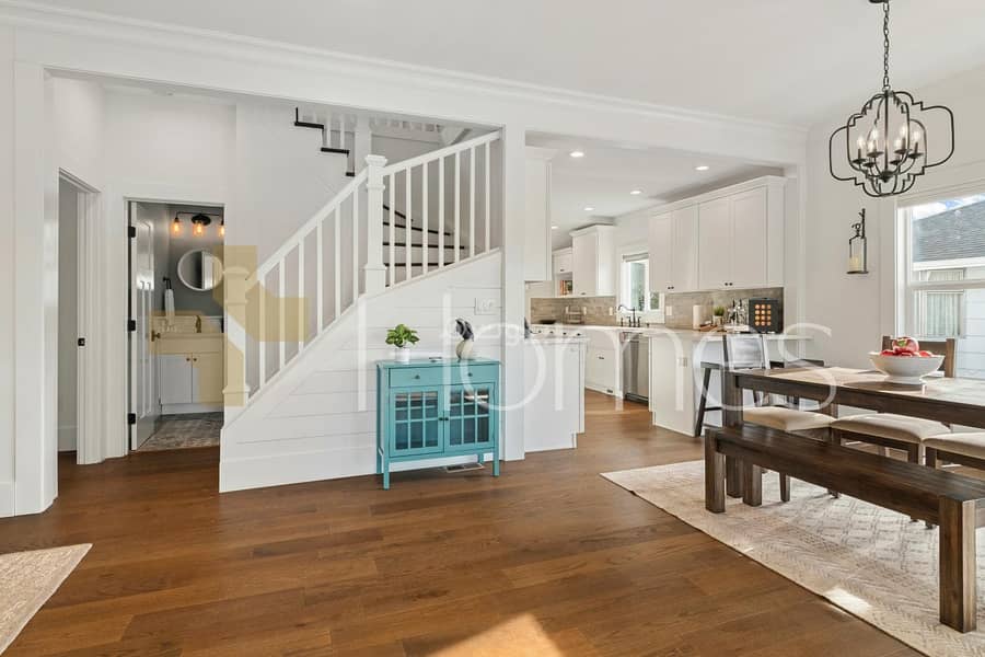 شقة مكونة من 4 غرف نوم للبيع في قريه النخيل، عمان