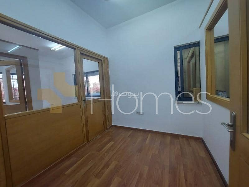 عقار تجاري للإيجار في أم أذينة، عمان