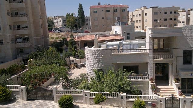 شقة مفروشة حديثة مكيفة موقع مميز- اطلالة نظيفة ومرتبة جدا بمنطقة هادئة ومخدومة للايجار من المالك 0795346048 شقة مفروشة حديثة مكيفة موقع مميز- اطلالة نظيفة ومرتبة جدا بمنطقة هادئة ومخدومة للايجار من المالك 0795346048